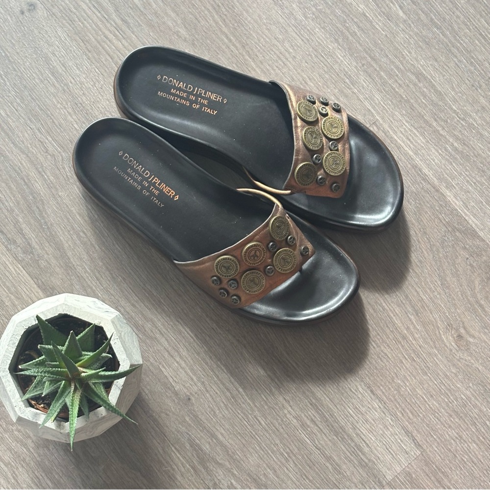 Donald J Pilner Leather Button Design Sandal (with Thong)